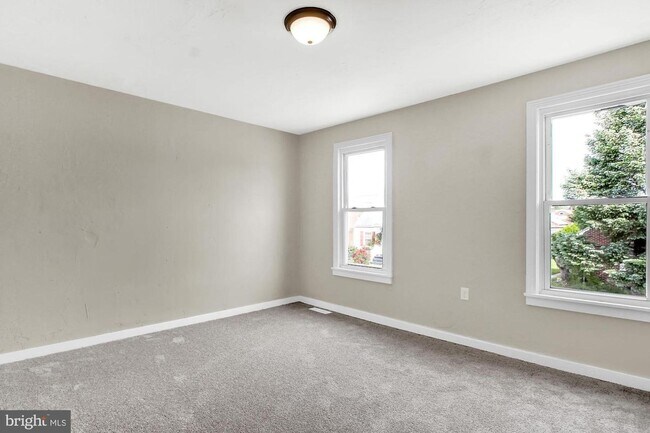 Photo - 3 Bedroom Home with High Ceilings & Natural Light!