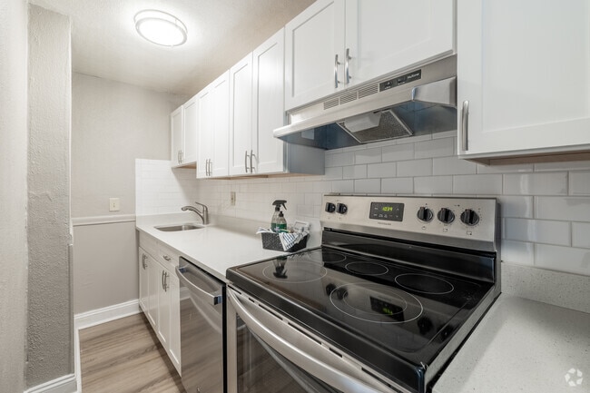 1BR, 1BA - 600SF - Kitchen - Reservoir Court