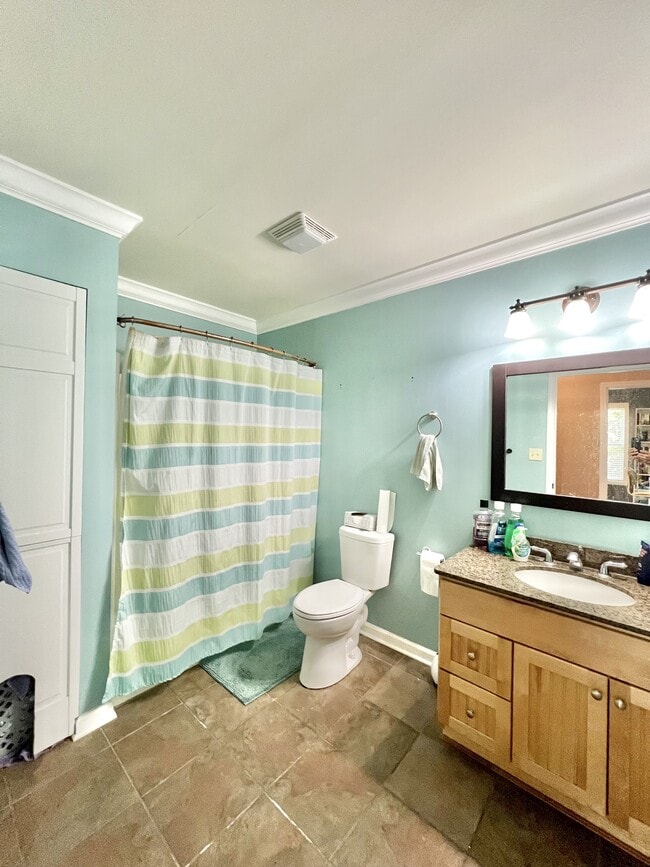 Photo - 323 E Lowry Ln