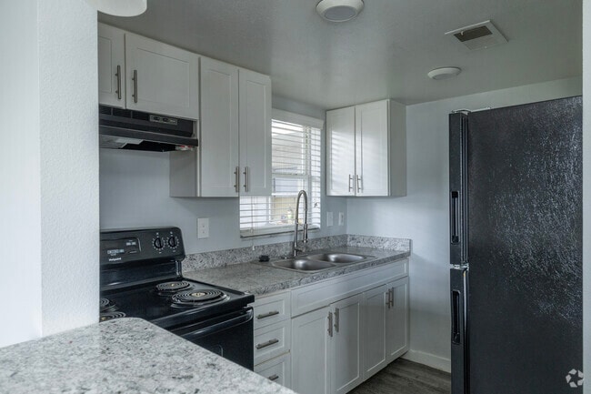 1BR, 1BA - 586SF - Kitchen - Azure East