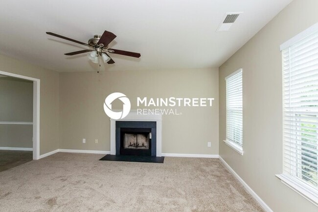 Photo - 3 Bedroom Pet-Friendly Home in Charlotte, NC with Main Street Renewal