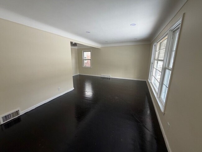 Photo - Charming 3 bedroom house for lease in Nice area