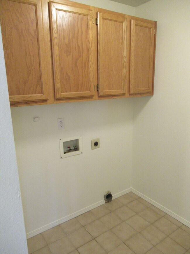 Building Photo - Two Bedroom Duplex in McMinnville Unit 1734