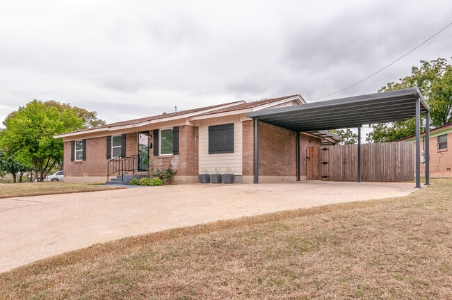 Photo - 300 Ridgecrest Dr