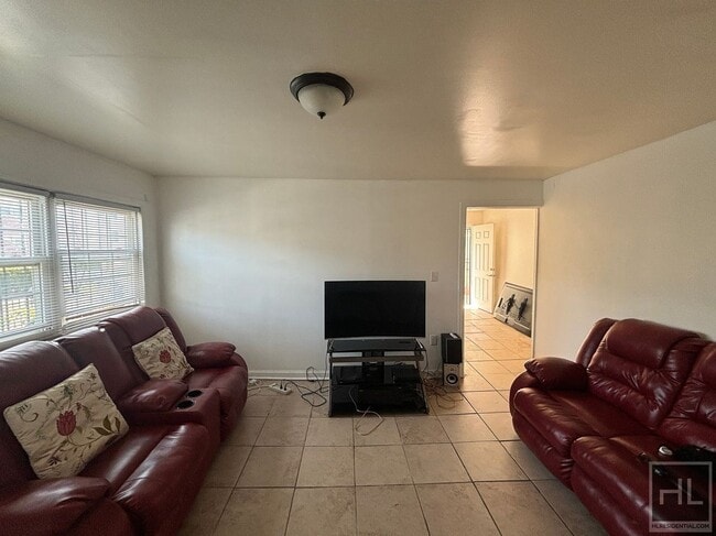 BROOKHAVEN AVENUE - ROOM RENTAL