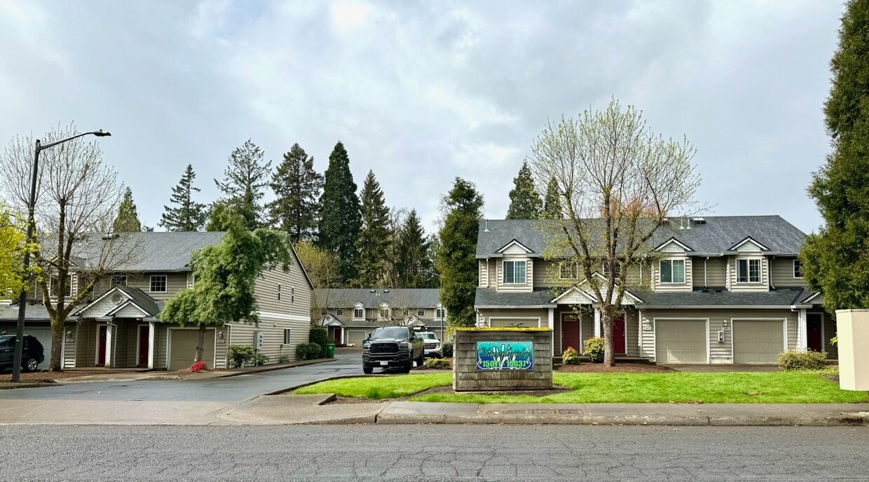 Large 2 Bedroom. 1.5 Bath Townhouse with G... - Large 2 Bedroom. 1.5 Bath Townhouse with G...
