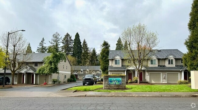 Building Photo - Large 2 Bedroom. 1.5 Bath Townhouse with G...