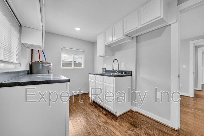 Building Photo - 546 55th St Unit B Rental