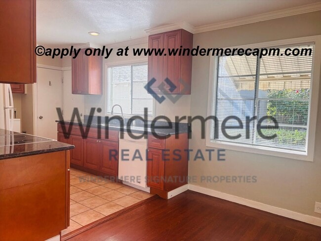 Building Photo - Unbeatable location! ! East Sac 2 bedroom 1 bath Duplex!!