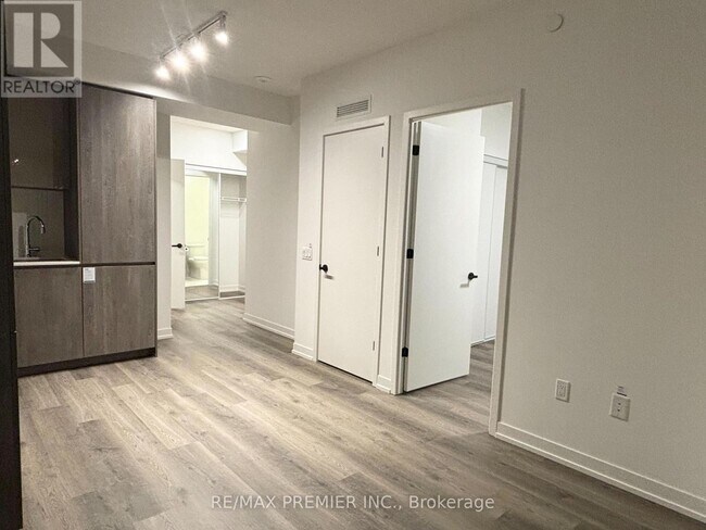 Photo - 8 Interchange Wy Unité 5815