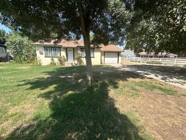 Building Photo - Charming 2 bedroom in the Heart of Armona Rental