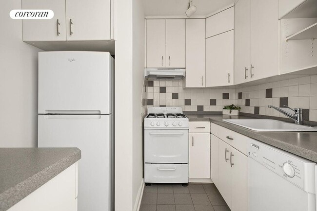 Photo - 245 E 24th St