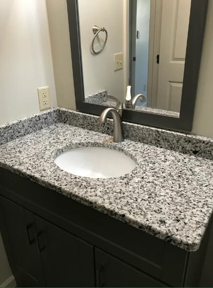 2nd piso baños - Twin Pines Apartments