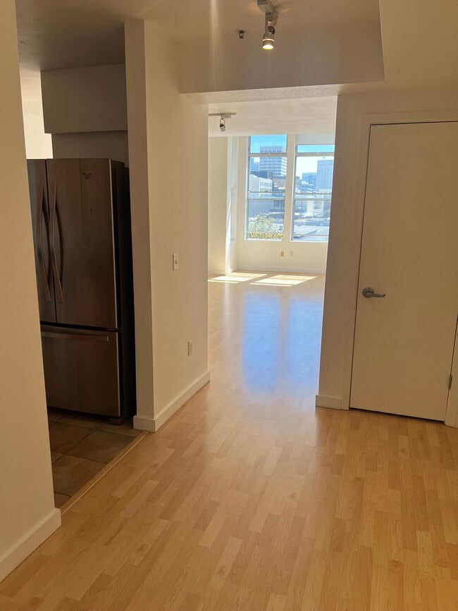 Building Photo - 425 28th St Unit 2 bed 1.5 bath condo