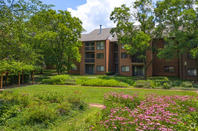 The Greens at Columbia Apartments