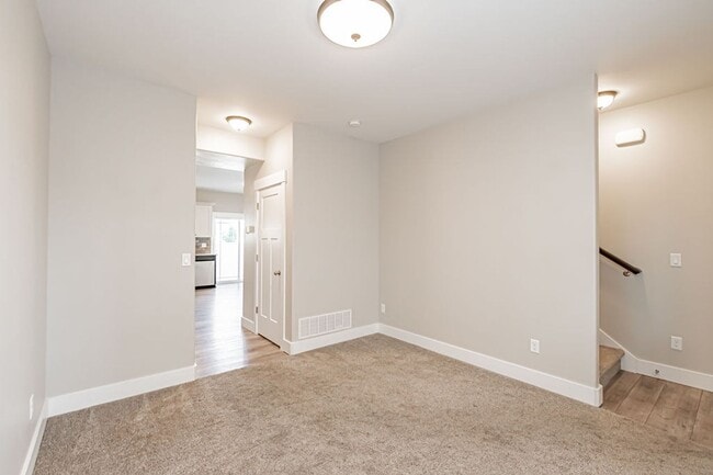 Photo - 654 S Saturn Ave Unit B