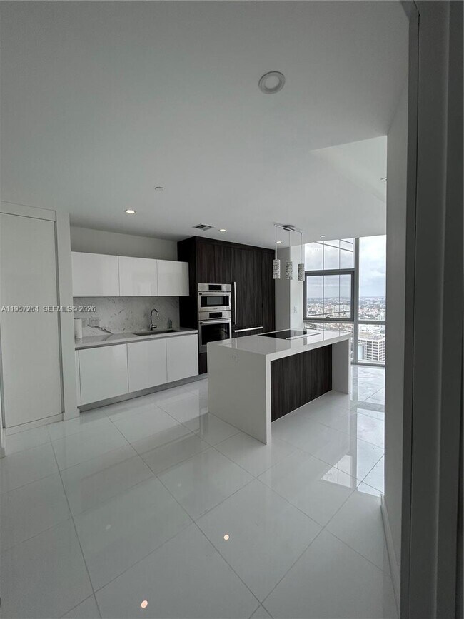 Photo - 851 NE 1st Ave Unidad 4302