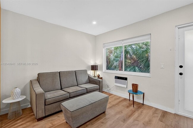 Photo - 428 Collins Ave Unit 10