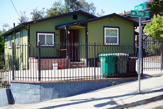 Building Photo - Spacious 3 bedroom, 1 bathroom renovated home