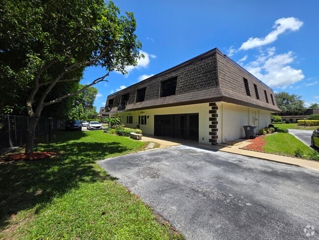 Building Photo - 9460 SW 61st Way Rental
