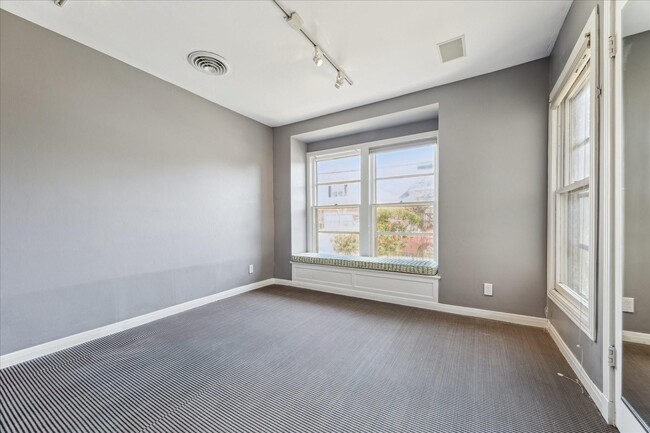 Building Photo - 1802 Lexington St