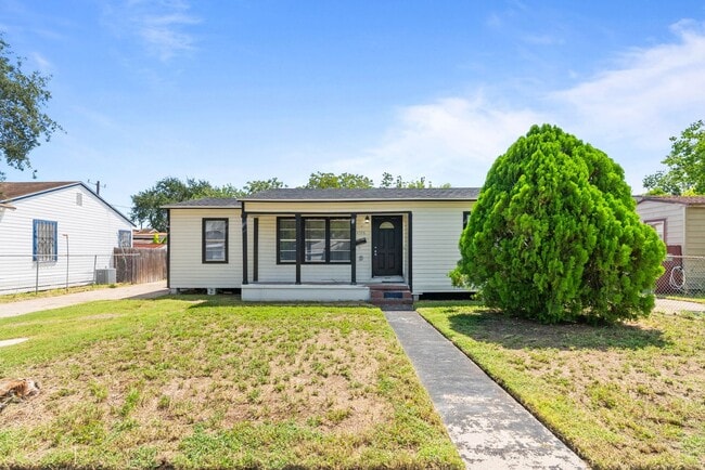 Building Photo - 3 BEDROOM 2 BATH WITH BACK APARTMENT