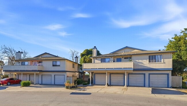 Building Photo - 3 Bedroom Condo in Watsonville!