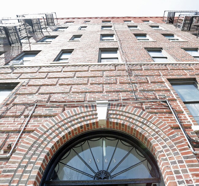 Photo - 2565 Colden Ave