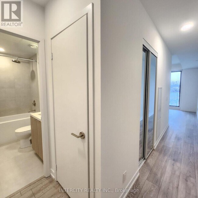 Photo - 2020 Bathurst St Unit 728
