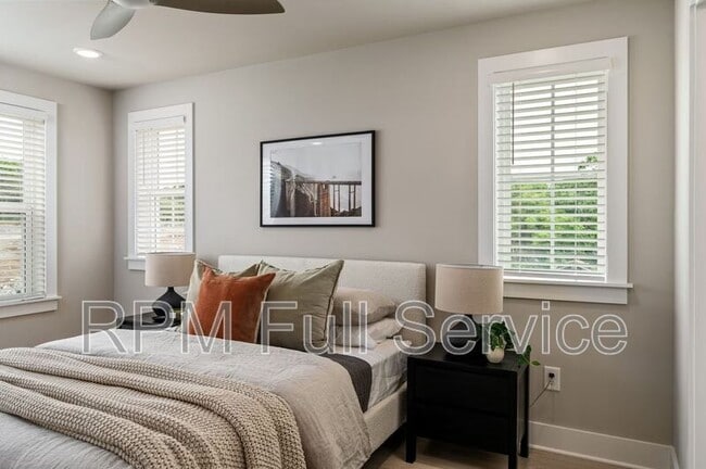 Photo - 700 N Dupont Ave