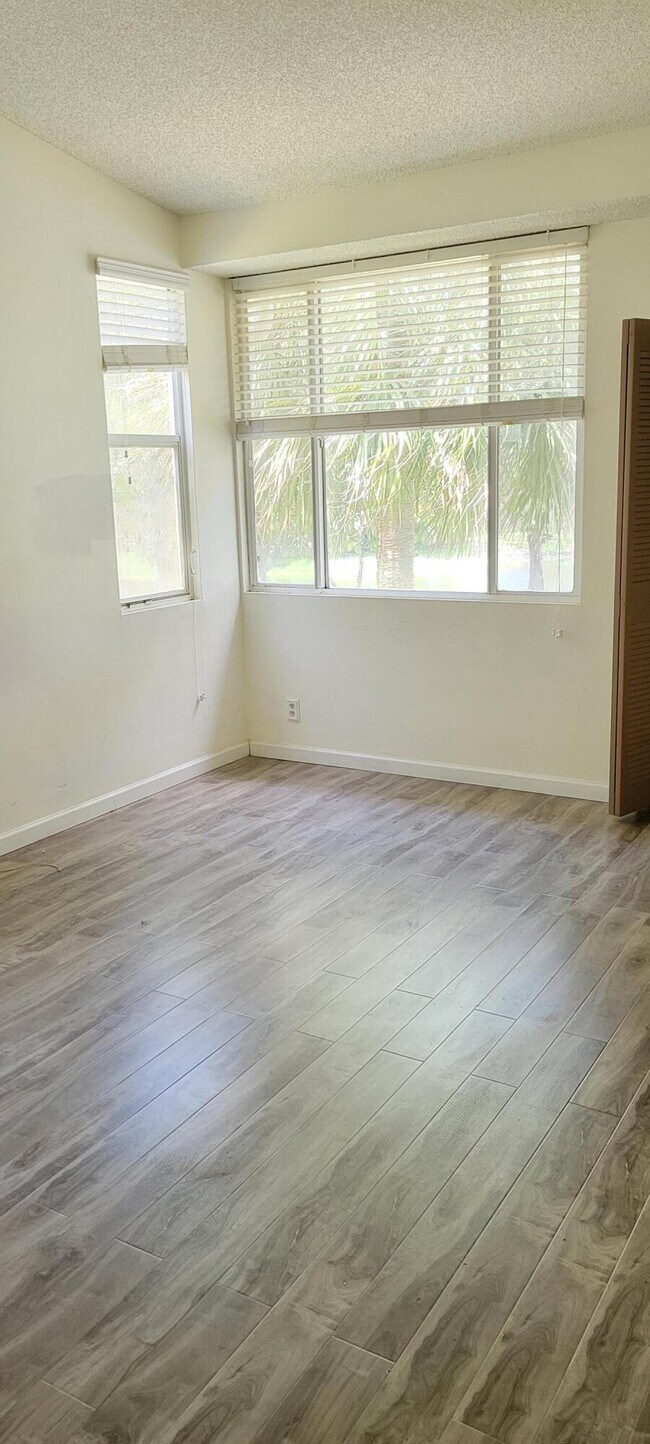 Photo - 611 Lyons Rd Unidad 8202