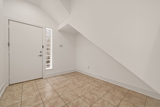 Photo - 724 Ruthven St