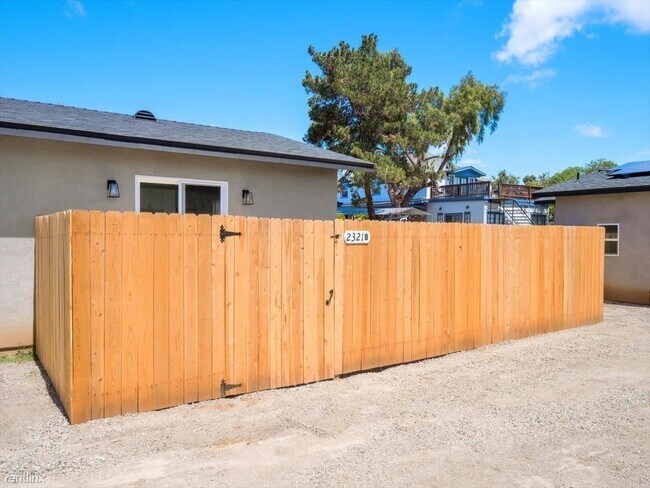 Photo - Studio, 1 bath 4plex - 2321-2327 Prospect ...