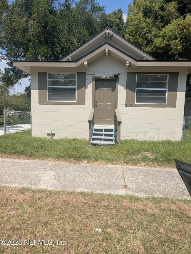 Building Photo - 1217 W 29th St Rental