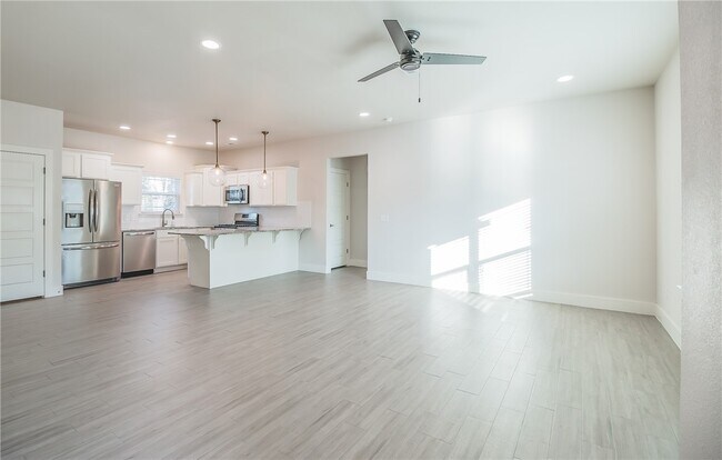 Photo - 350 W Kinniburgh Dr