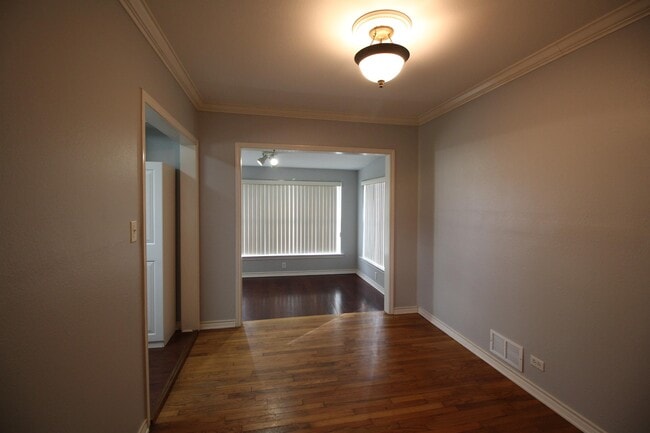Photo - 403 W James St