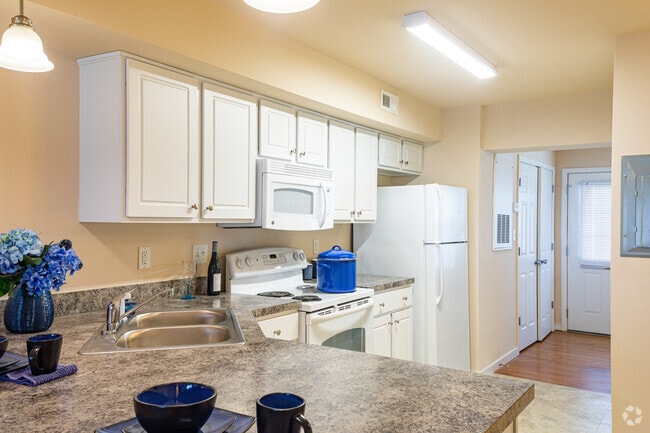2BR, 1.5BA - Hermitage Manor