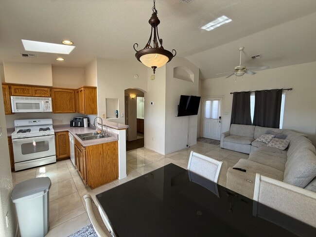 Photo - Yuma Meadows Townhouse - Furnished / Unfurnished