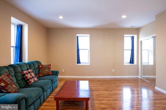 Photo - 3350 Conrad St