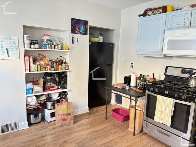 Photo - Awesome 5 bead 2 bath in Lower Allston..... Sept 1st Move in
