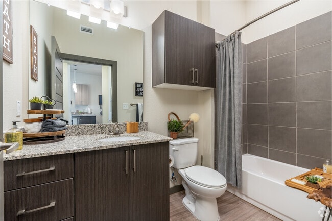 1BR, 1BA - 641SF - Baño