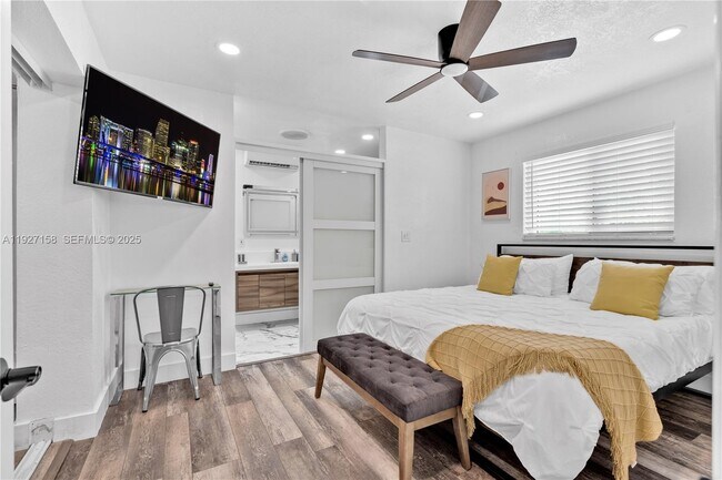 Photo - 7831 Hope St