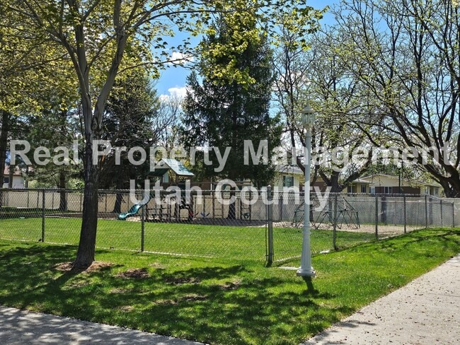 Photo - Townhome in Orem 3 bedroom 3.5 bathrooms