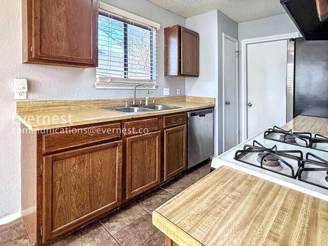 Photo - 915 Pyegrave Pl