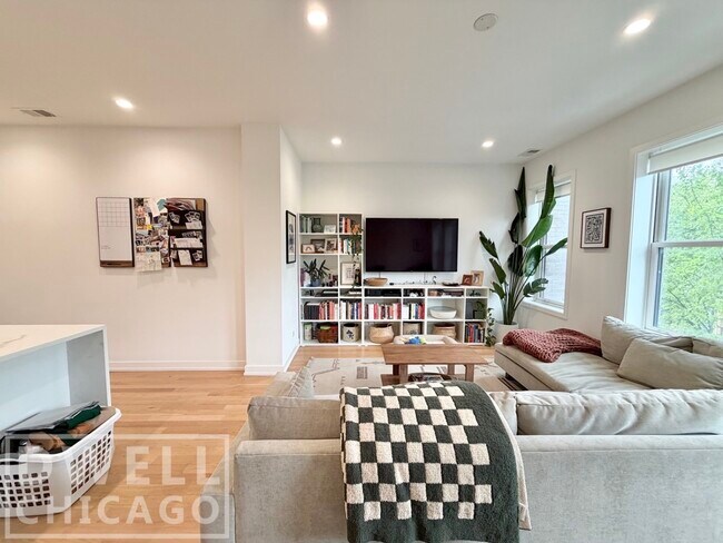 Photo - 969 W 18th St Unit 1