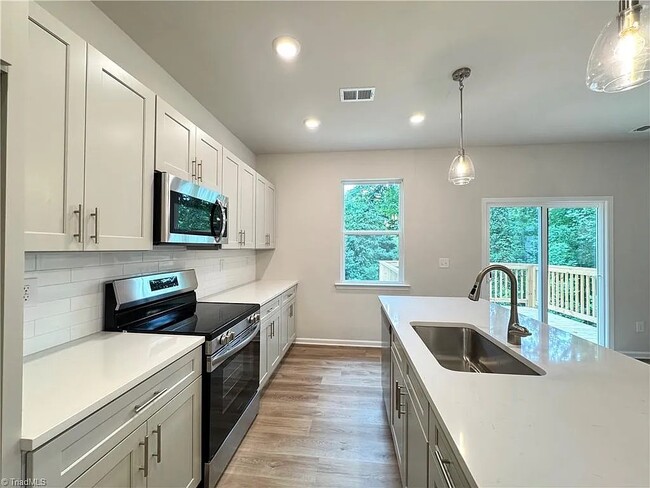 Photo - 1086 W Bank St