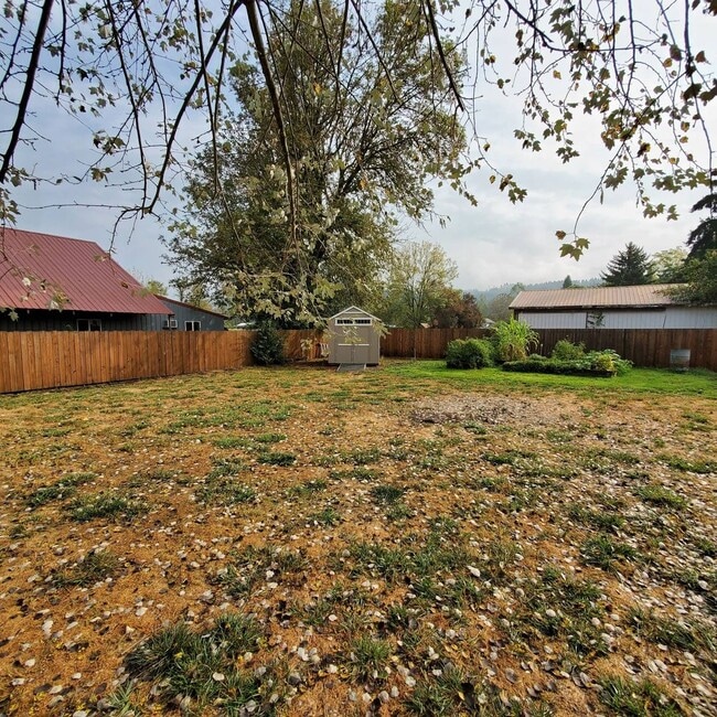 Building Photo - Pet Friendly 3 Bedroom 2 Bath home with large backyard in Brownsville, OR