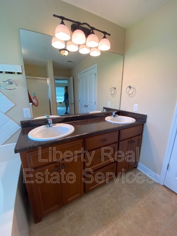 Photo - 178 Winchester Way S.E.