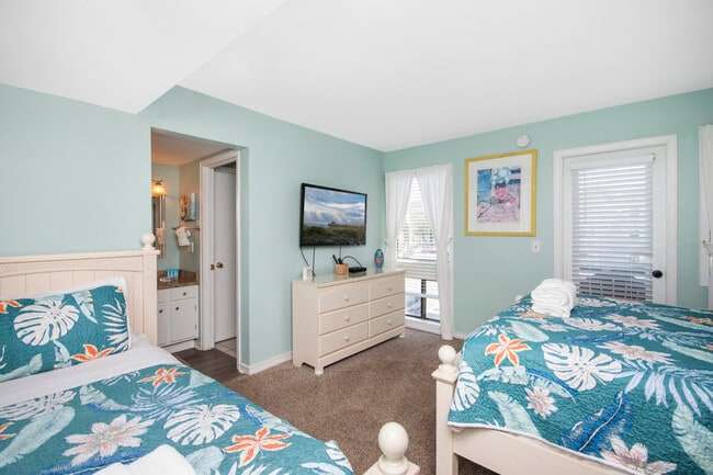 Main bedroom, one queen size bed and one twin size bed - 351 Lake Arrowhead Rd Unit 25-503