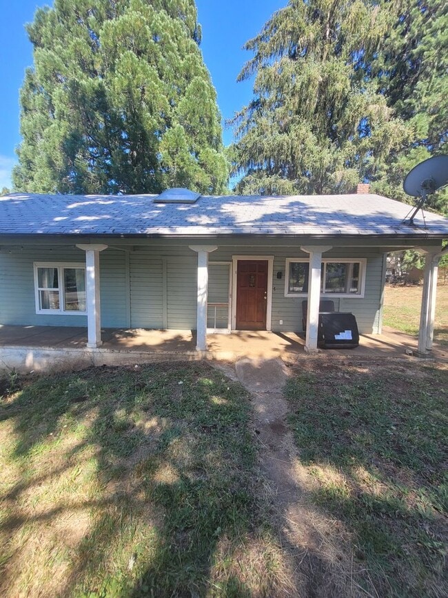 Building Photo - 3BD, 1BA Single Level home with large,  fe...